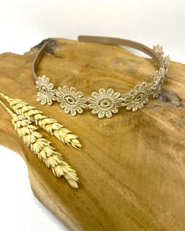 Haarreif mit goldfarbenen Gänseblümchen aus Spitze