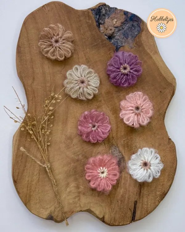 Acht antislip haarclipjes met wollen bloemen in beige, crème, paars, roze en wit