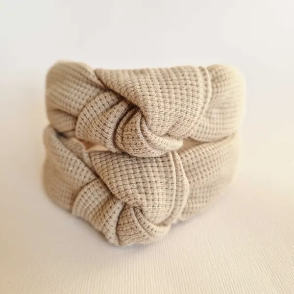 Zwei beige Haarreifen aus Waffelstoff mit geknotetem Oberteil