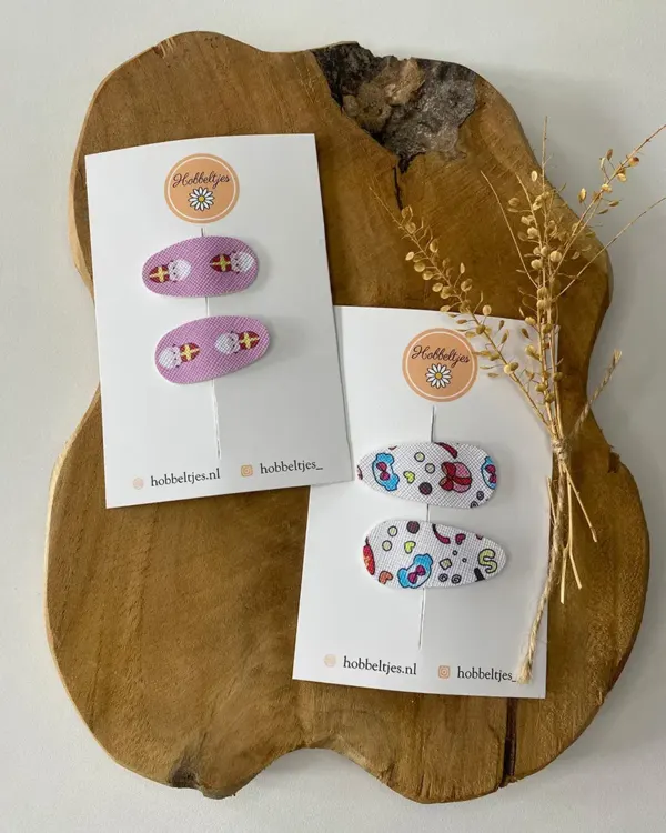 Haarspeldjes: lila met Sinterklaasprint en wit met strooigoedprint