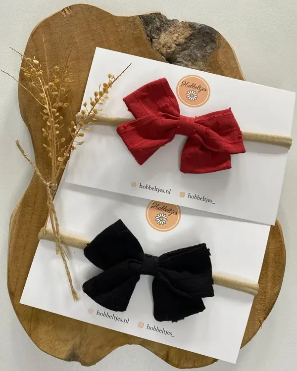 Twee baby haarbandjes Fallon met grote strik in rood en zwarts