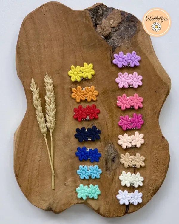 Twee rijen mini antislip haarclipjes Lotus met bloemetjes in onder meer geel, rood, blauw, turquoise, roze en wit