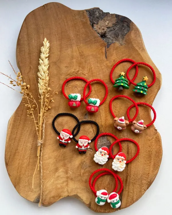 Haarelastiekjes met kerstfiguurtjes zoals kerstboom en kerstman in rood en zwart