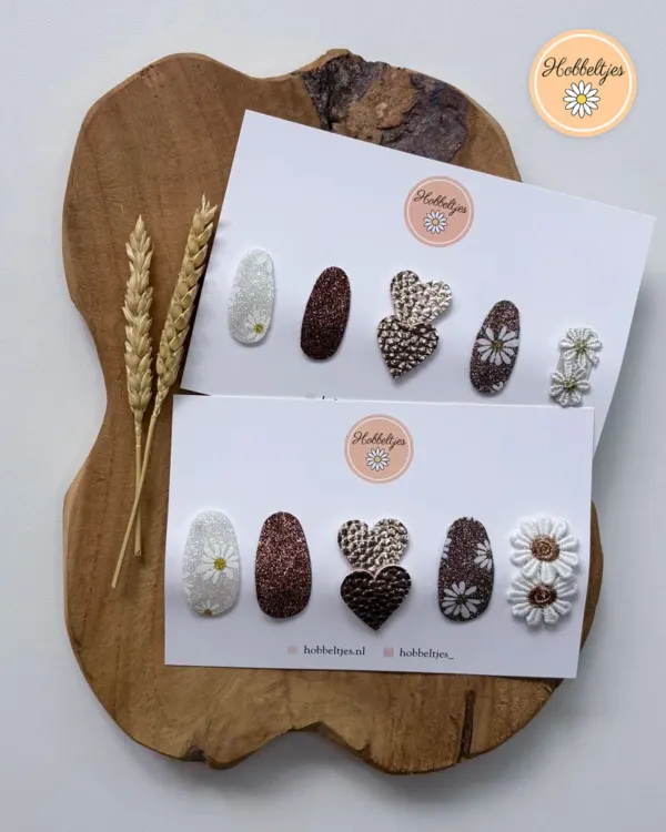 Antislip haarclipjes in wit, bruin glitter, hartjes en madeliefjes als cadeausetje