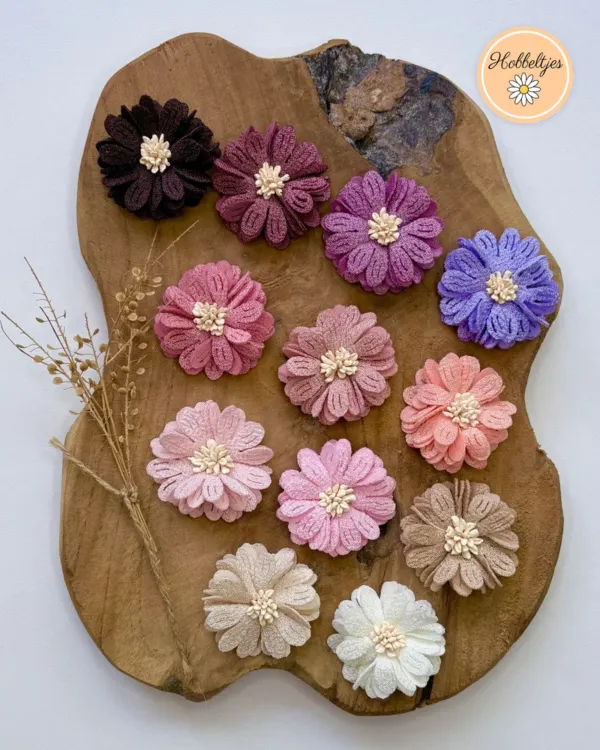Veertien antislip haarclipjes met stoffen bloemen in bordeaux, paars, roze, perzik, beige en wit