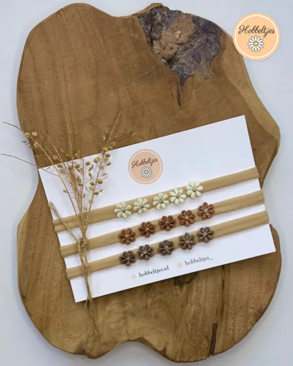 Drei Baby-Haarbänder mit kleinen Blümchen in Creme und Braun