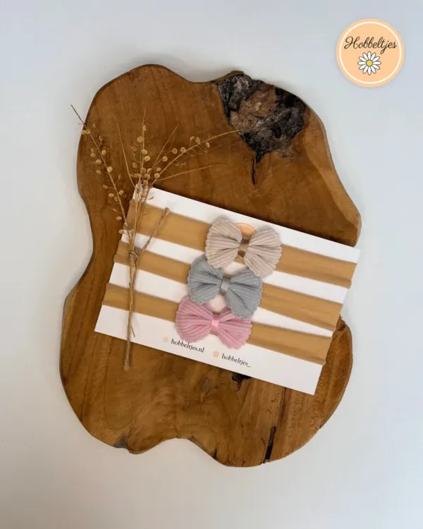 Drei Baby-Haarbänder mit gerippten Schleifchen in Beige, Grau und Rosa