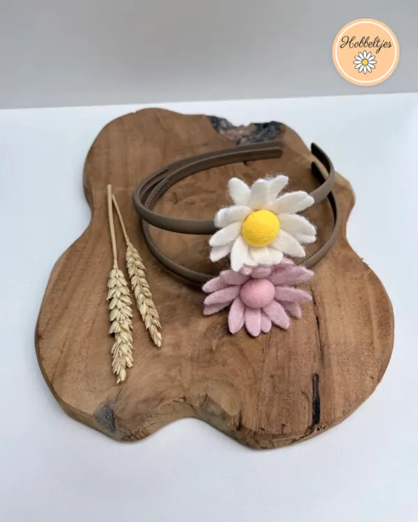 Haarreifen mit großer Filzblume in Weiß und Hellrosa, von oben