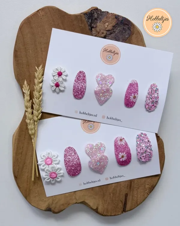Cadeausetje Pink Sparkle: twee kaartjes met roze glitter haarclipjes, hartjes en witte madeliefjes