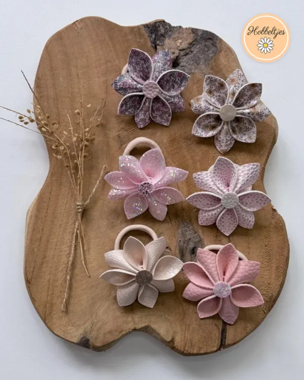 Zes haarelastieken met grote stoffen bloemen in mauve, roze en nude
