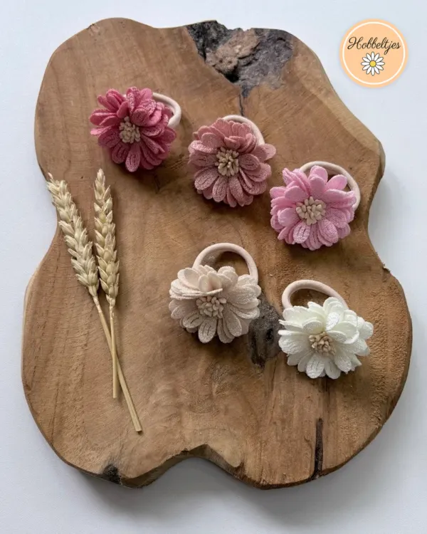 Vijf haarelastieken met stoffen bloemen in oudroze, mauve, roze, beige en wit