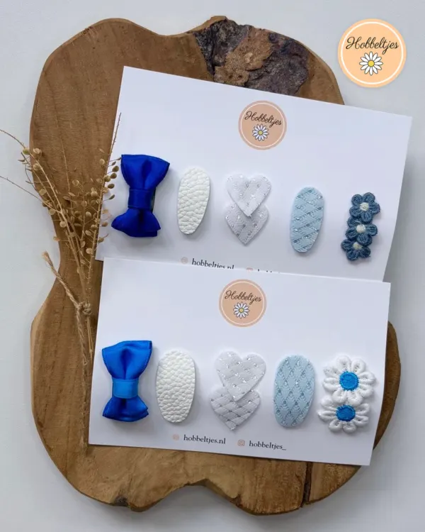 Cadeausetje Blue and White: twee kaartjes met haarclipjes met blauwe strik, wit hartje en blauwe bloemetjes